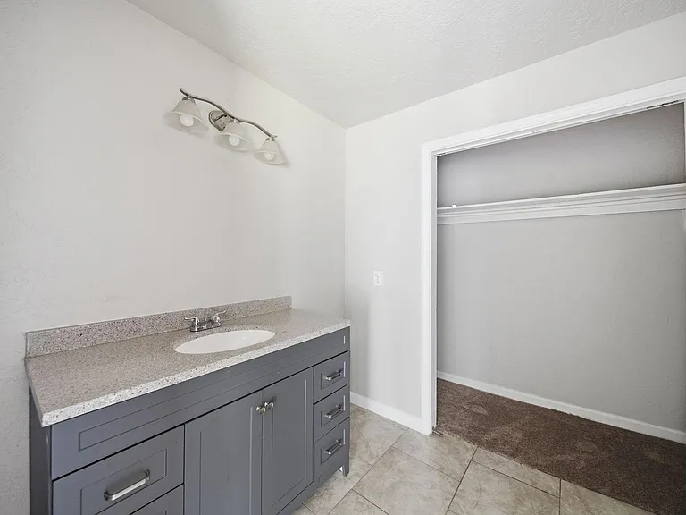 1102 Johnson St — Photo 15
