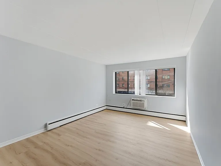 6012 N Kenmore Ave — Photo 2