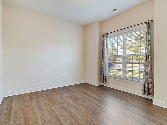 5th image of 102 Amber Stone Ct