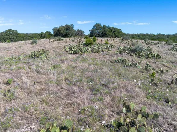 1114 N Cattlemans Crossing Dr, Kerrville, TX 78028