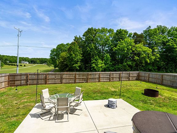 3rd image of 304 W Winterberry Trl