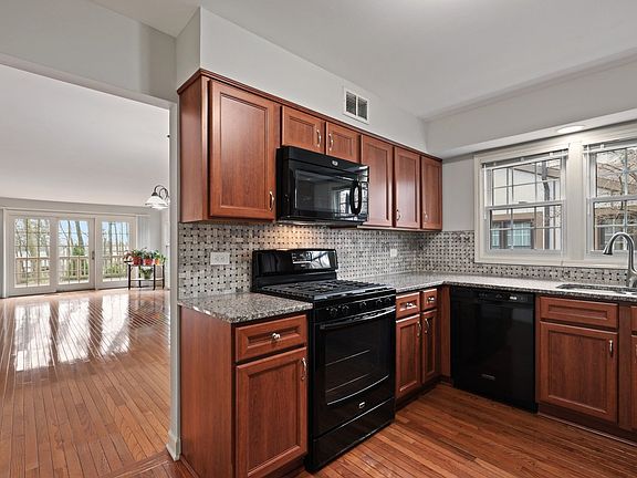 5th image of 1134 Oakview Dr