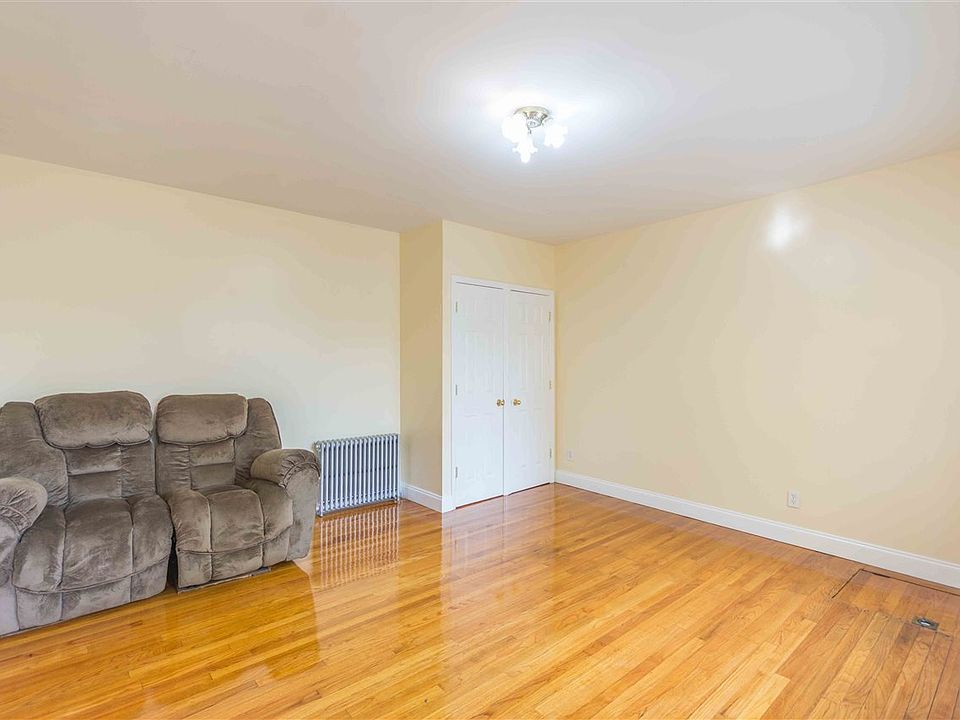 2nd image of 543 30th St APT 1