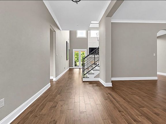 5th image of 385 Magnolia Ln
