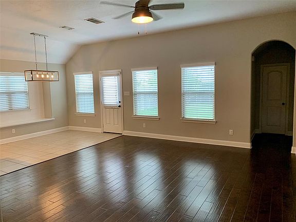 5th image of 284 Hawthorn Dr