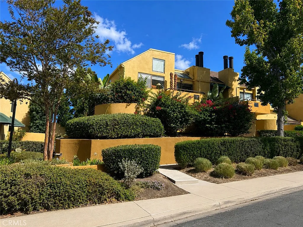 2 bed, 781 sqft, $3,250 — Photo 1