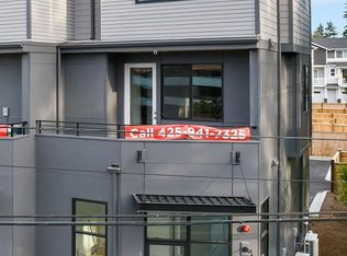 129 1st Pl SW #3, Normandy Park, WA 98166