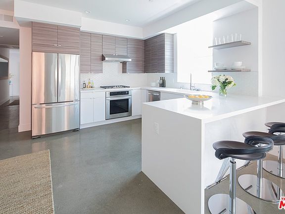 4th image of 935 N Hudson Ave APT 101