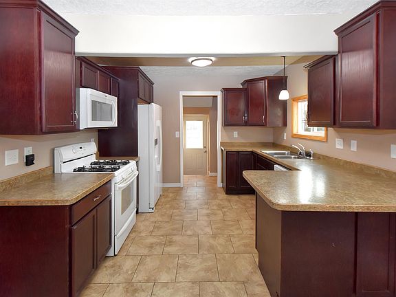 2nd image of 909 2nd Ave NW