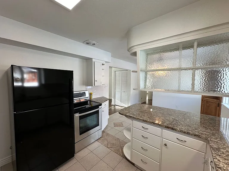 906 E Elm St — Photo 17