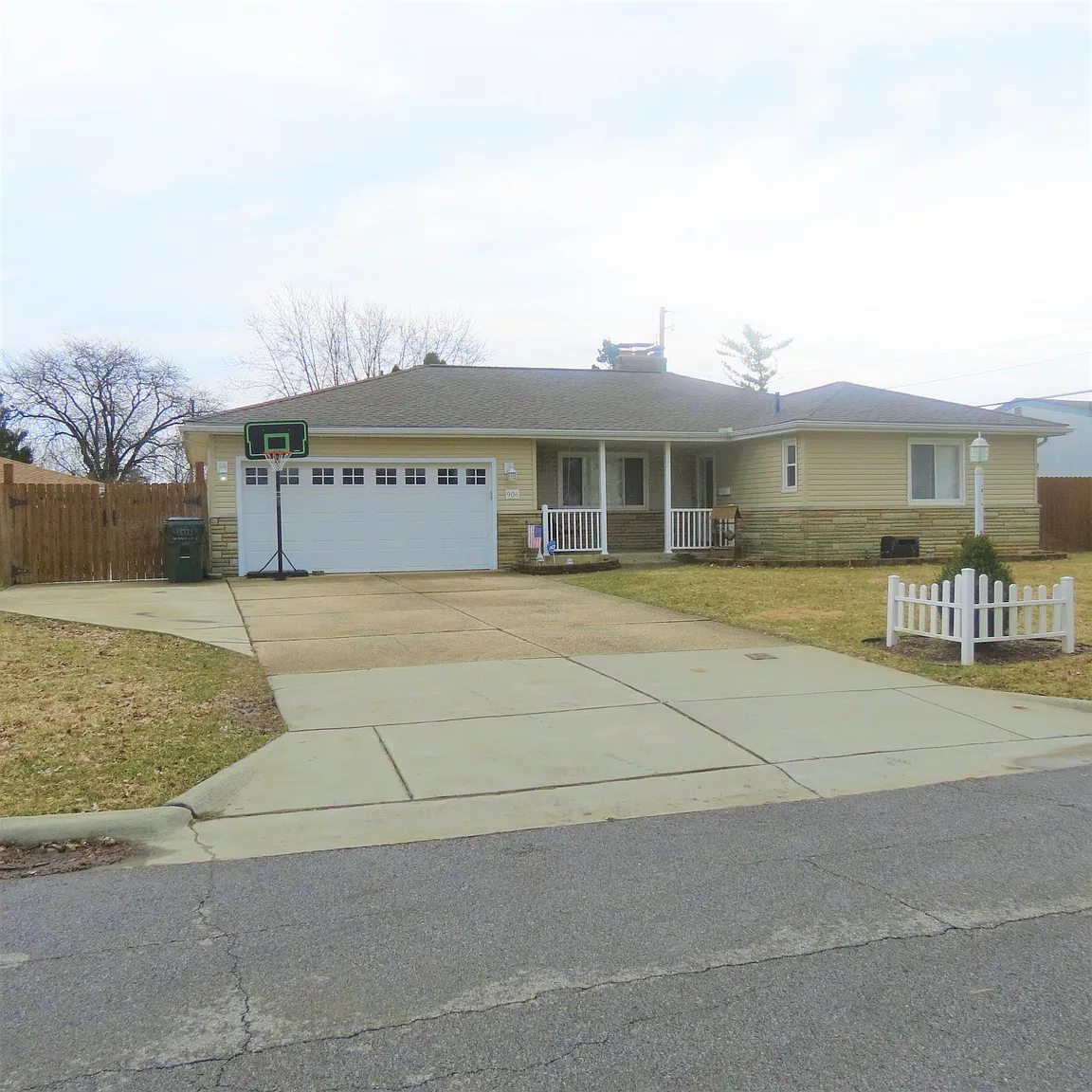 906 Miriam Dr E photo 1
