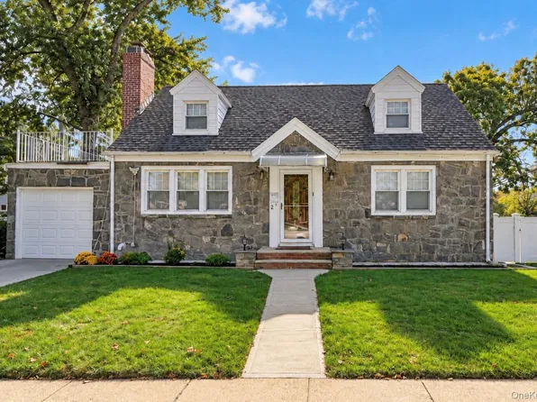 2 Oak Drive, New Hyde Park, NY 11040