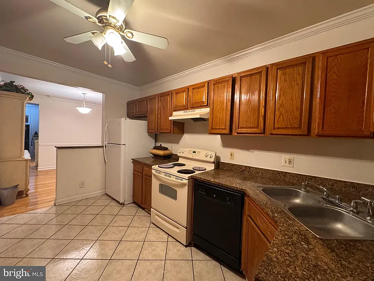 1009 W Fayette St — Photo 4