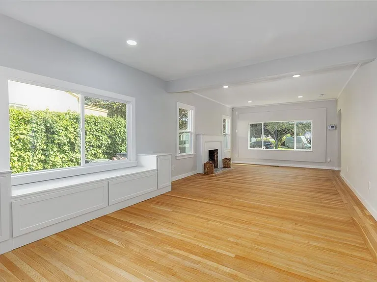 330 Broadmoor Blvd — Photo 6