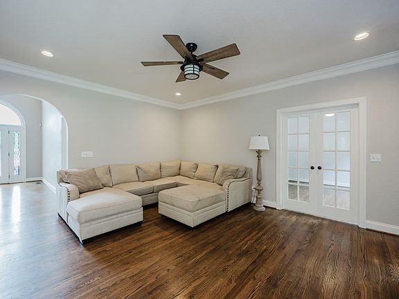 5th image of 349 Emerald Ln