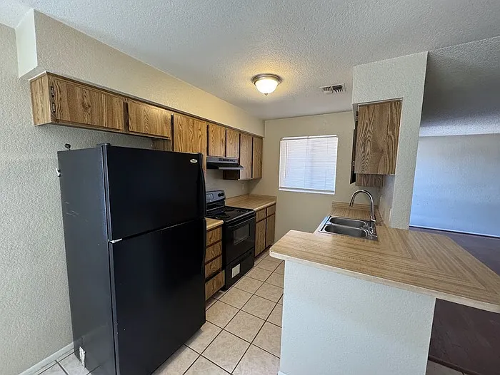 311 W Pontiac Dr — Photo 4