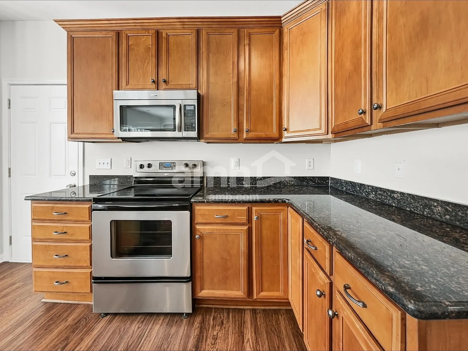3 bed, 2.5 bath, 2466 sqft, $2,290 — Photo 3