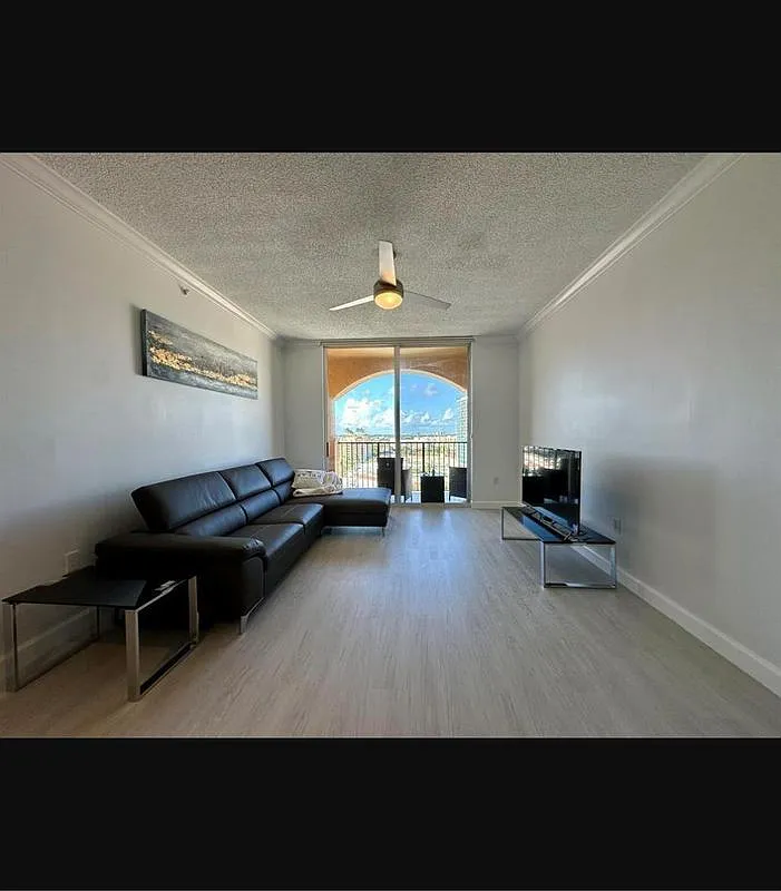 2 bed, 2.0 bath, 1132 sqft, $5,000 — Photo 3