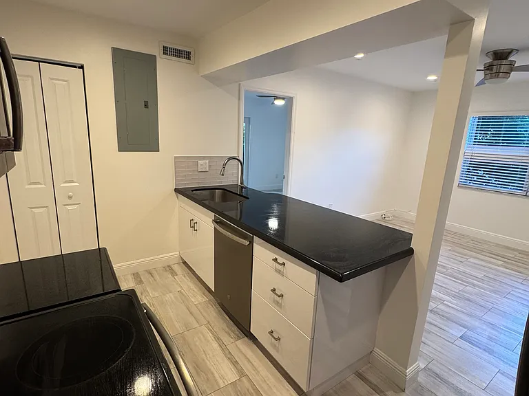 1437 NW 4th Ave #1 — Photo 10