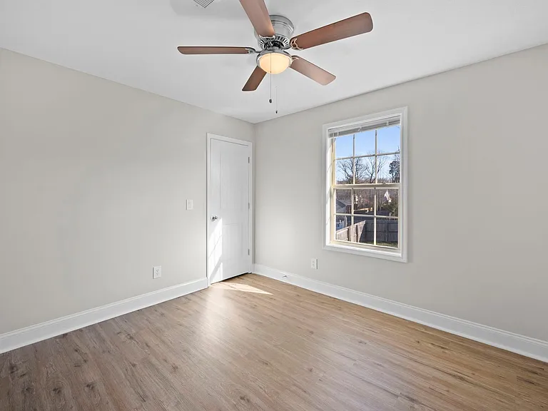 1385 Sussex Dr — Photo 22