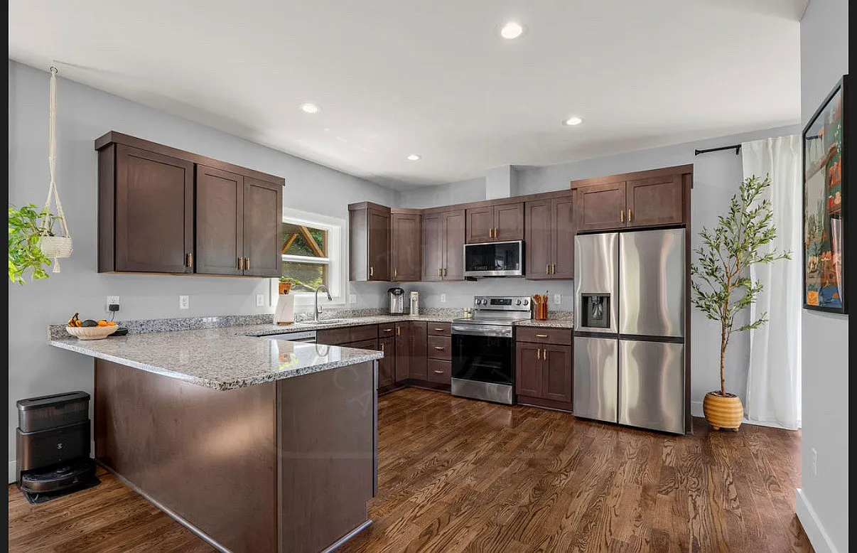 4 bed, 2360 sqft, $2,995 — Photo 4