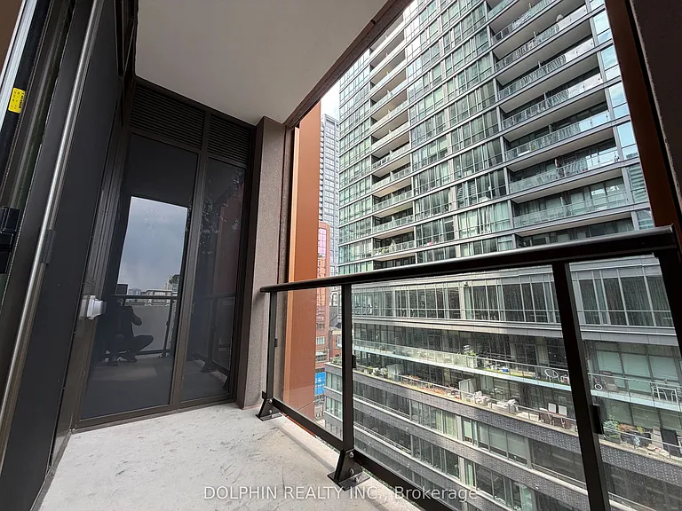 400 King St W #722 — Photo 16