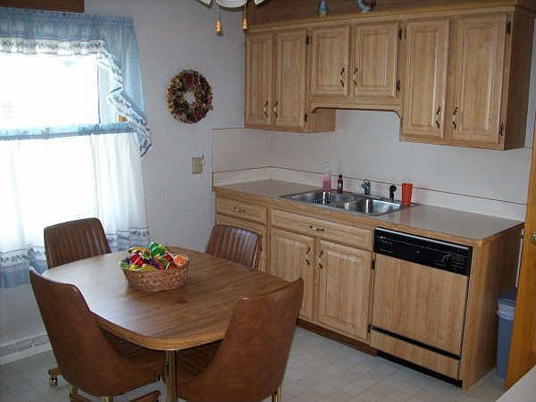 Eat-in Kitchen with beautifull oak cabinets