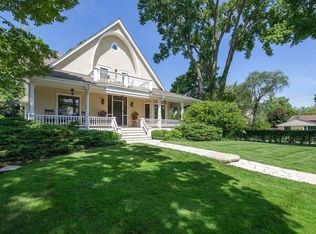 712 Moffett Rd, Lake Bluff, IL 60044