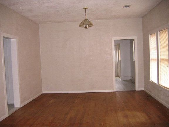 4th image of 504 S Elm St
