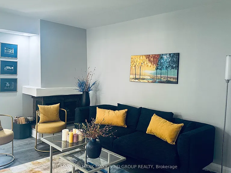 15390 Yonge St #201 — Photo 6