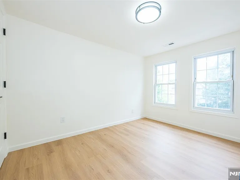 231 Waverly Pl — Photo 15