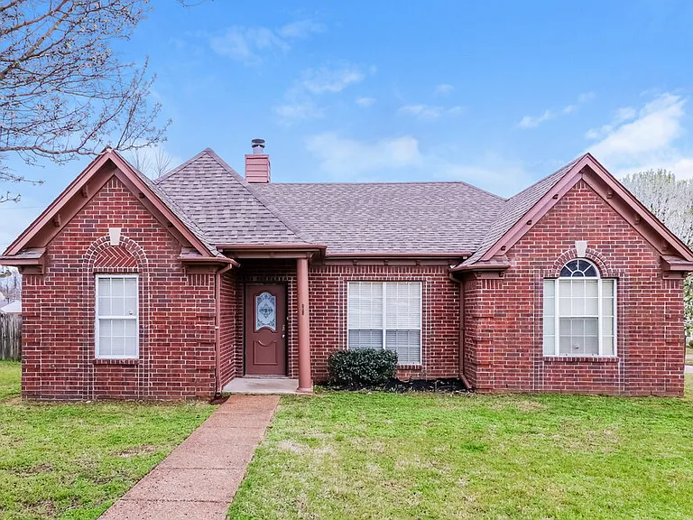 4671 Lindawood Ln — Photo 1