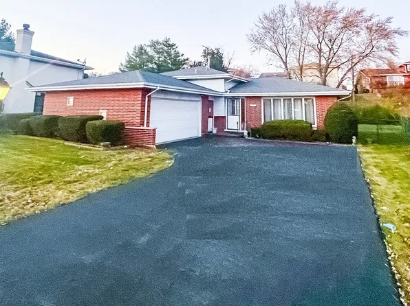10325 S Interlochen Dr, Palos Hills, IL 60465