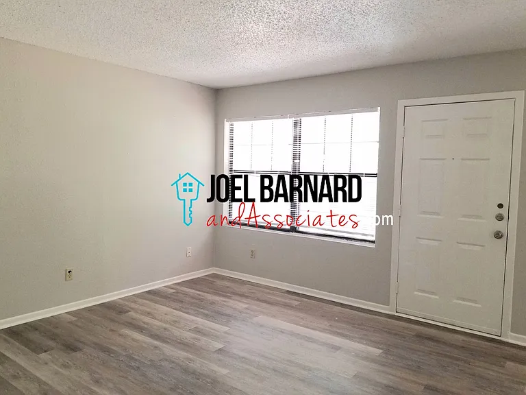 110 Lady Bird Lane — Photo 4