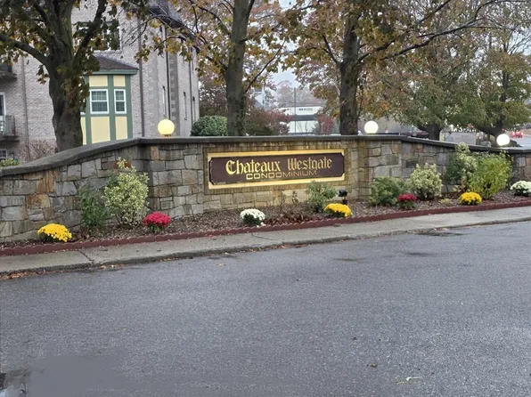 116 Oak Ln APT 12, Brockton, MA 02301