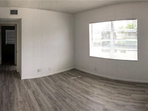 5th image of 1027 Twin Lakes Dr