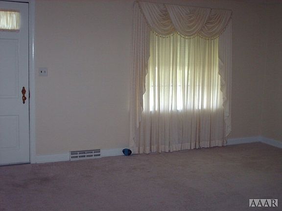 5th image of 213 Simpson St