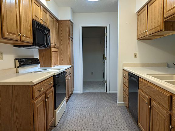 2nd image of 831 Oakbrook Dr
