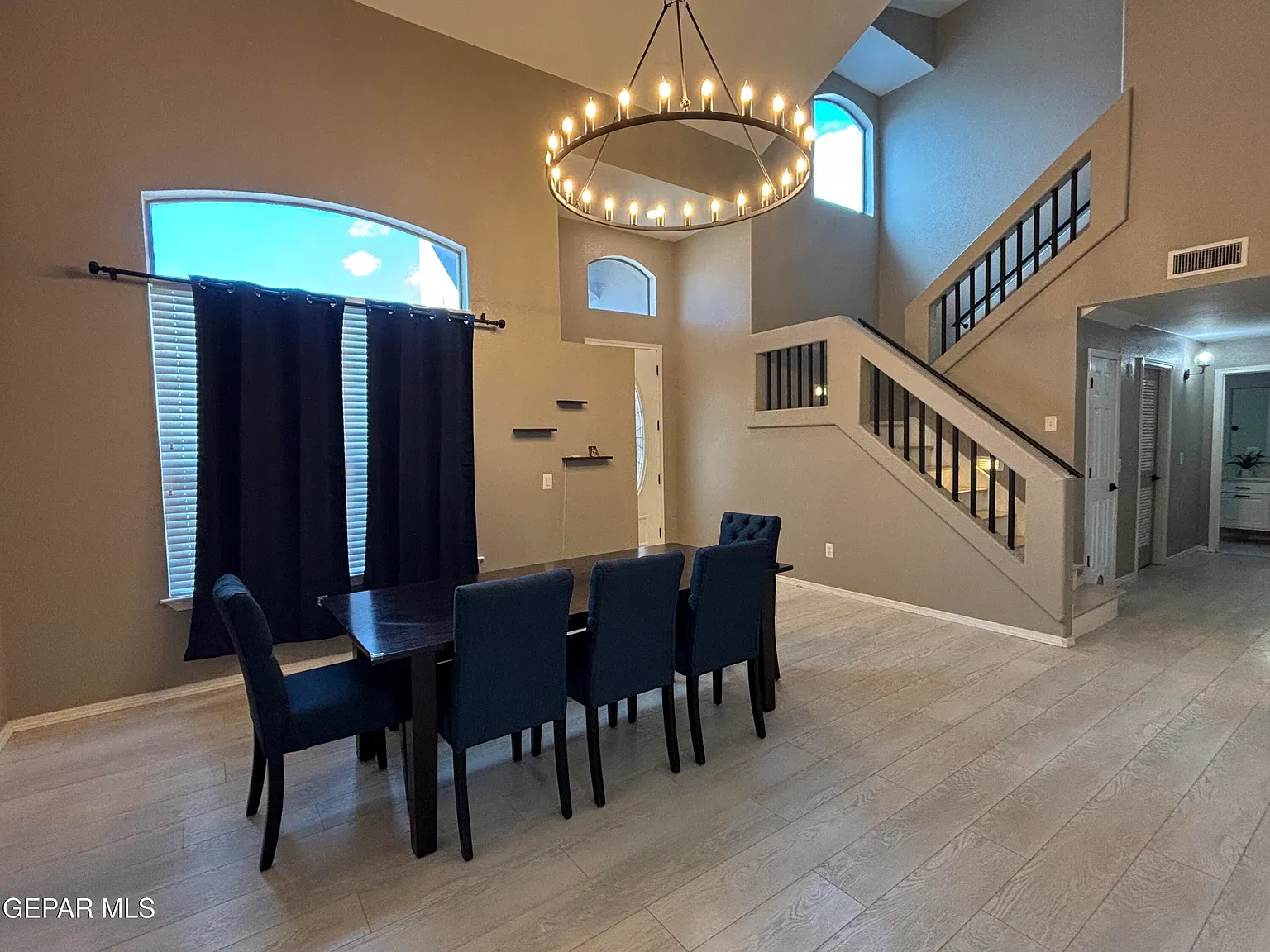 4 bed, 4.0 bath, 2346 sqft, $3,200 — Photo 3