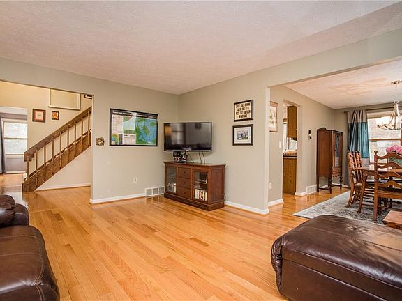 5th image of 60 County Clare Cres