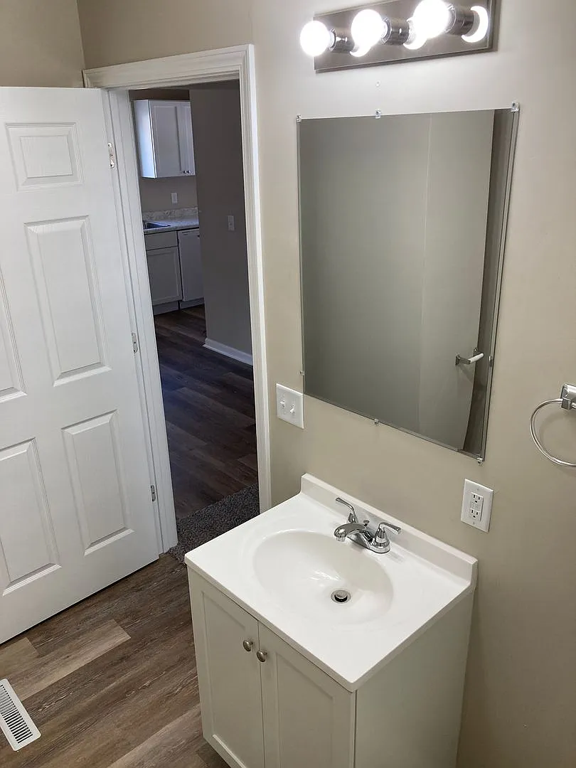 Newly updated 2 bedroom 1 bathroom home — Photo 3