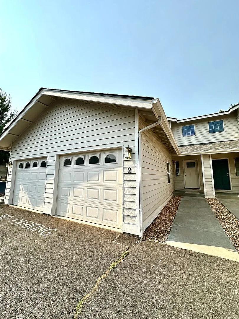 1980 NE Zachary Ct — Photo 1
