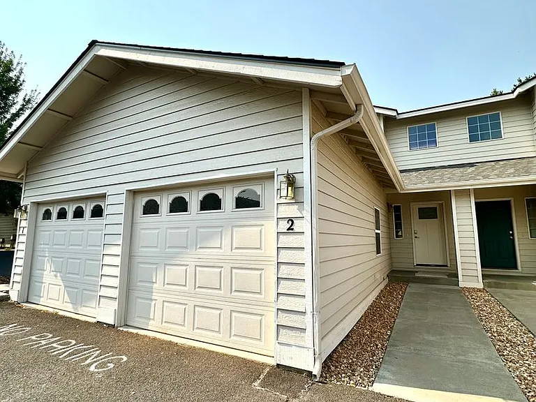 1980 NE Zachary Ct — Photo 1