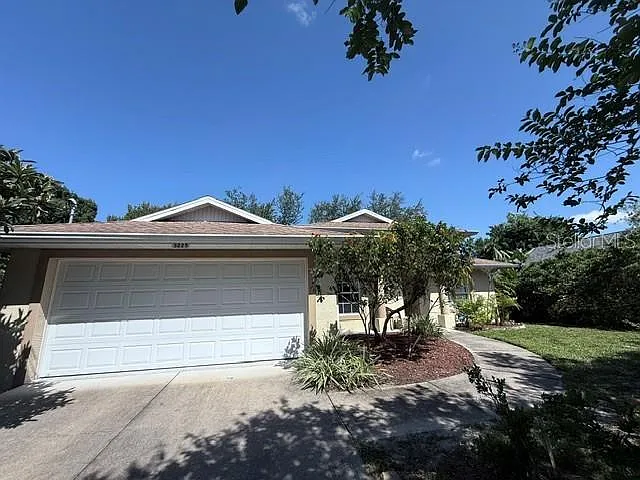 3 bed, 2.0 bath, 1581 sqft, $2,595 — Photo 1