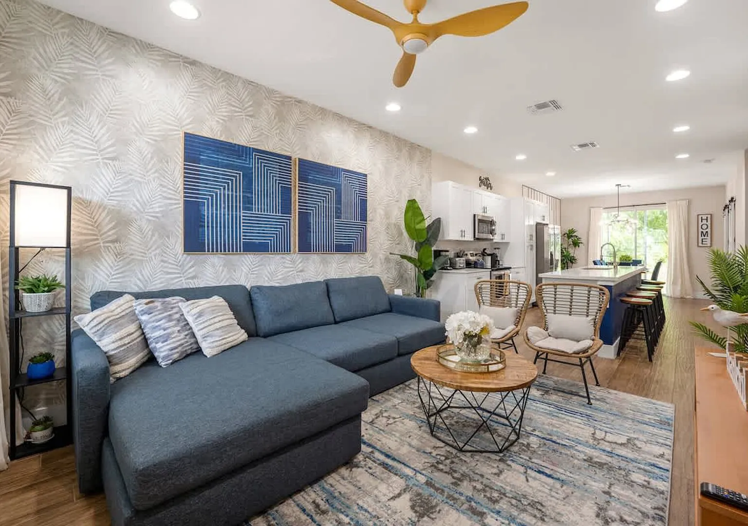 Beautiful 4BR Home w/ Modern Design — Photo 1