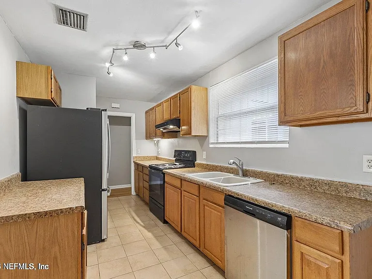 356 Tidewater Cir W — Photo 8
