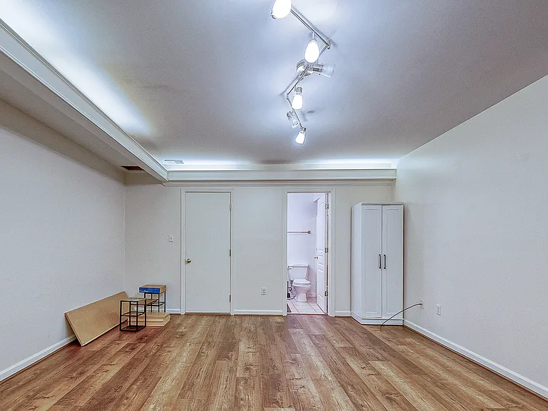 618 Essex Ct — Photo 20