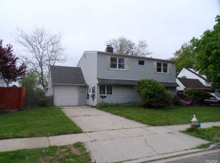32 Border Ln, Levittown, NY 11756