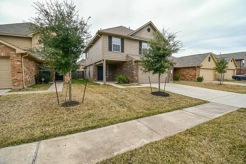 3 bed, 2.5 bath, 1777 sqft, $1,995 — Photo 1