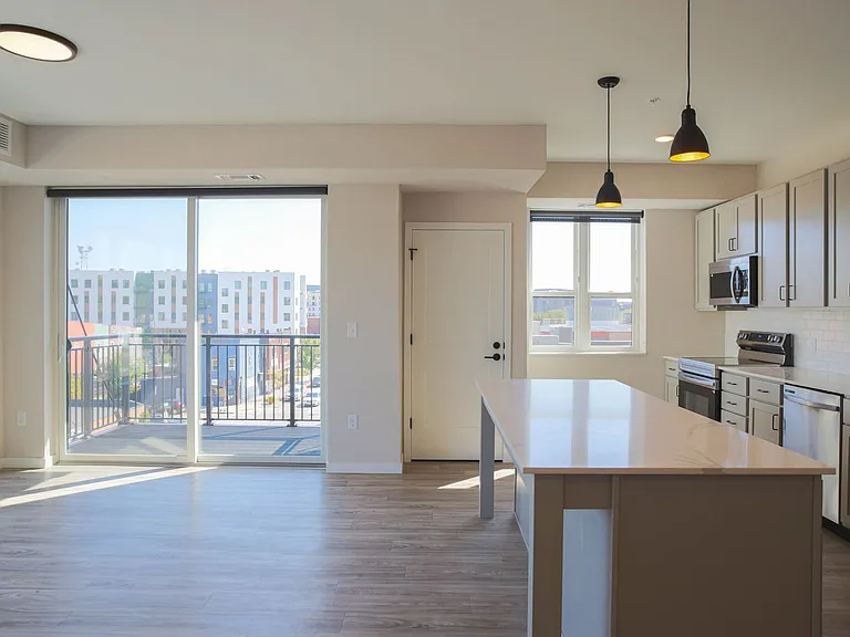 B7 Flats — Photo 128